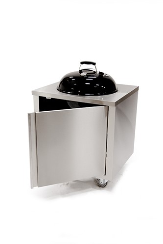 Utekök med öppen dörr